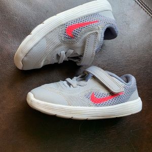 Grey/white/pink toddler Nike revolution 3